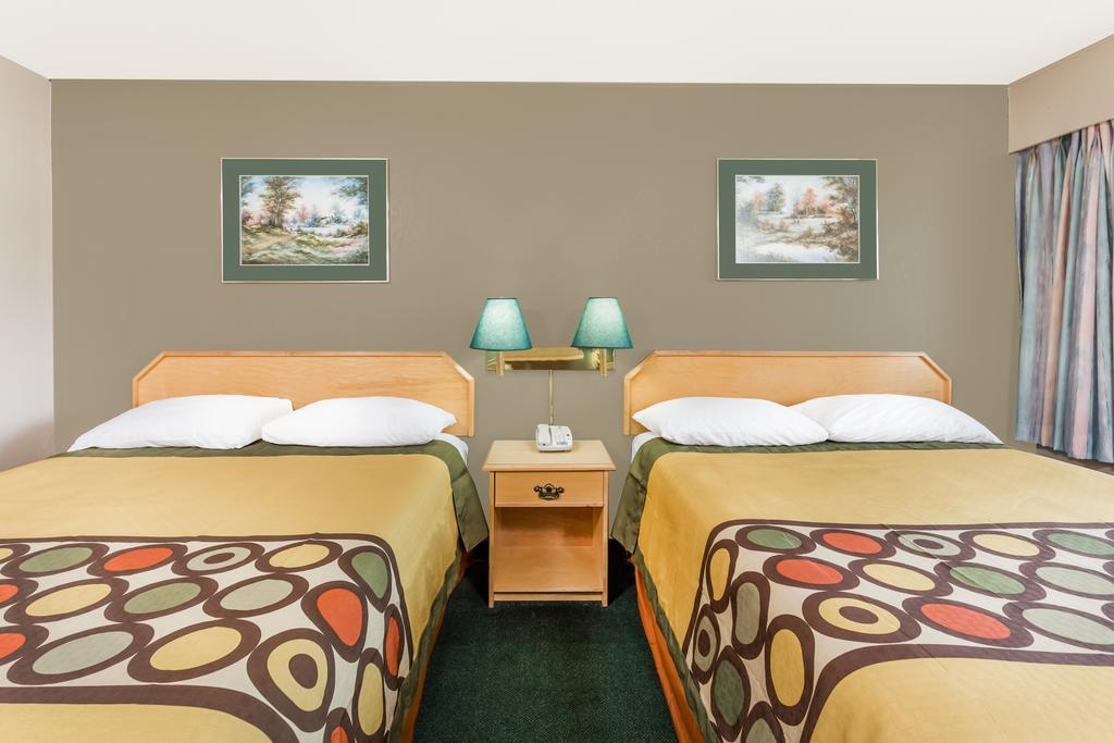 Super 8 By Wyndham Quesnel Bc Hotel Eksteriør billede